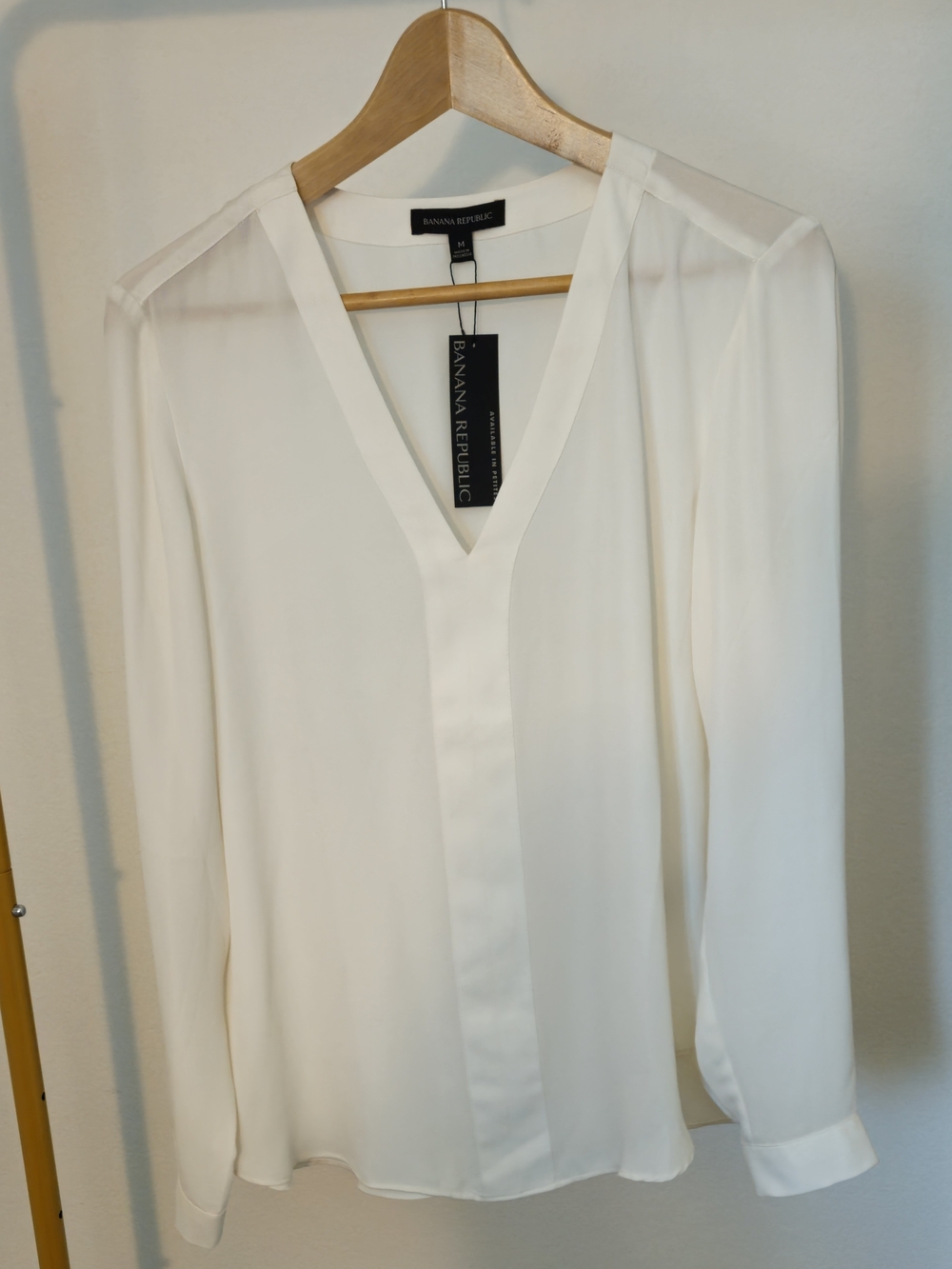 Banana Republic Off-White V-Neck Long Sleeve Blouse - Picture 5 of 5